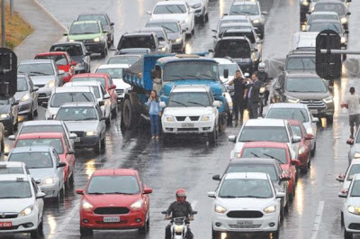 INÍCIO DO PERÍODO CHUVOSO JÁ COMEÇA A CAUSAR ACIDENTES NO DF DF MOBILIDADE