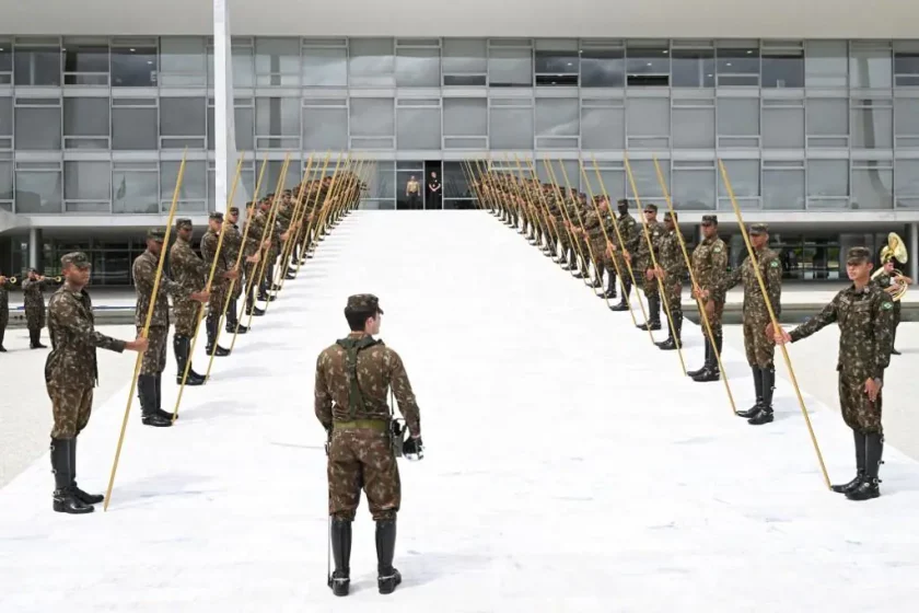 Militares participam de ensaio, no Palácio do Planalto, para a posse de Lula — Foto: Evaristo Sá/AFP