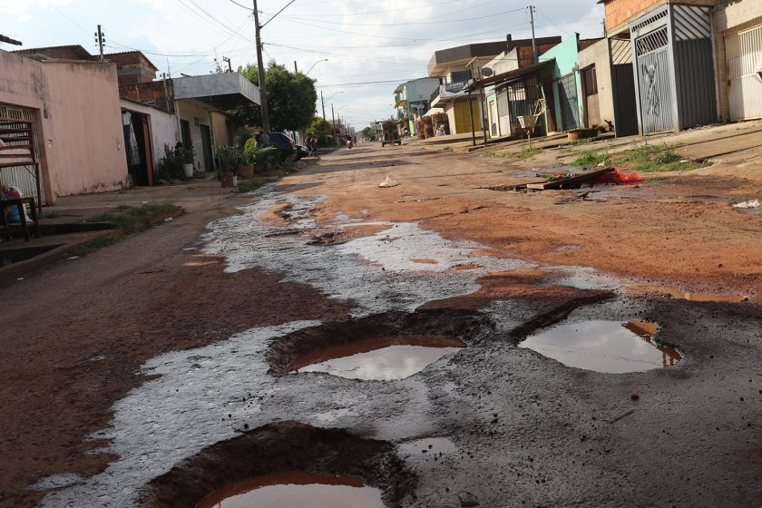 A verdade é  que o Valparaiso I, onde  os políticos que dominam a Prefeitura  naõ falta asfalto, mas no Céu Azul e outras regiões ainda necessitam infraestrutura e acessibilidade - Foto: reprodução das redes sociais.