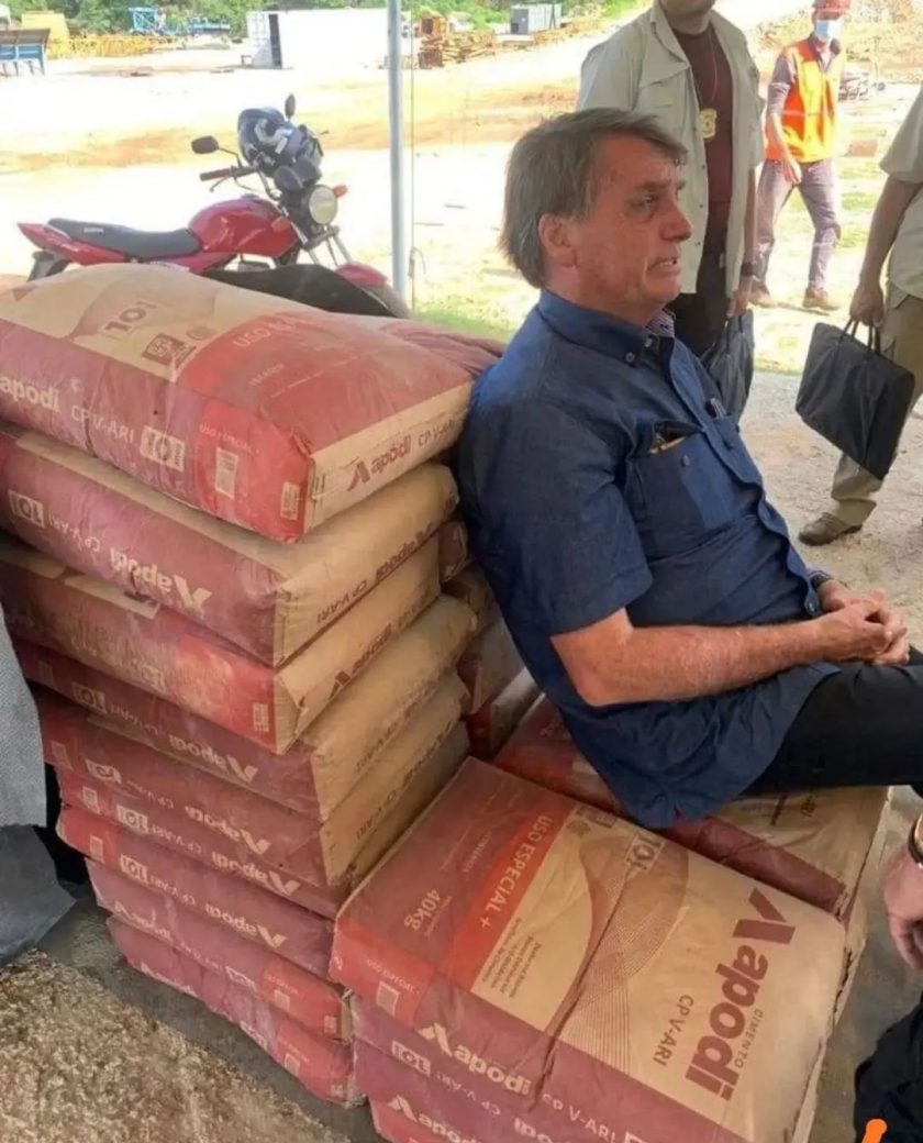 O presidente Jair Bolsonaro descansando da 'jegueata'