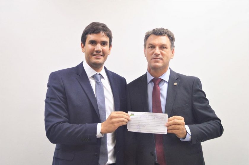 Momento da assinatura da ficha da filiação com o presidente da legenda Rafael Prudente (Foto; repodução do instagram)