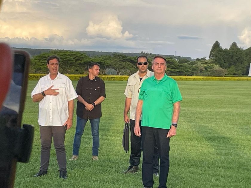 O preisdente Jair Bolsonaro estava ao lado  do ministro Gilson Machado e se emocionou ao abraçar uma criança que chorava do outro lado do espelho d'água.
Foto: Reprodução das redes sociais.