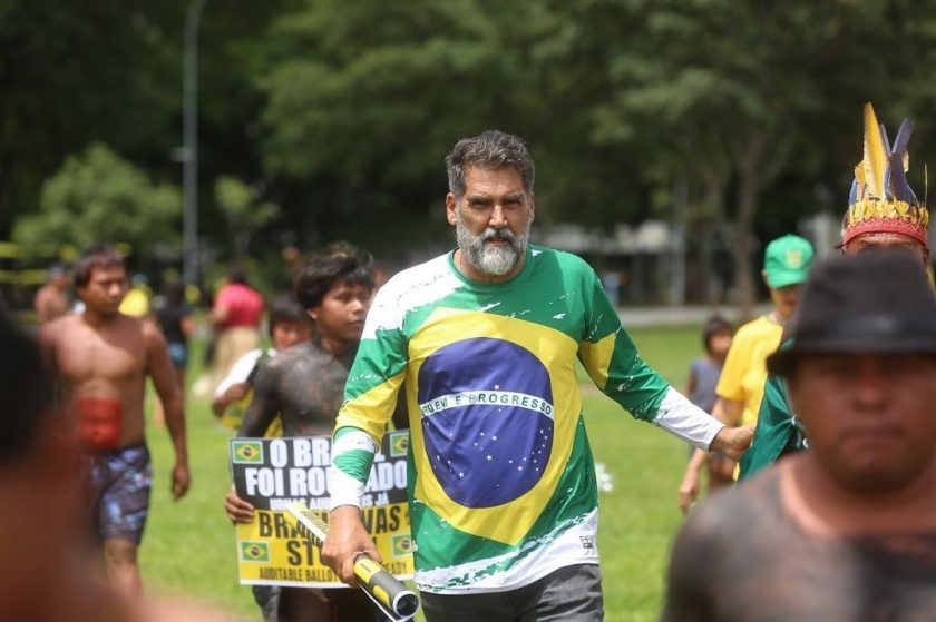 Pastor Ibi Batista - em frente ao QG do exército - Foto: reprodução das redes sociais