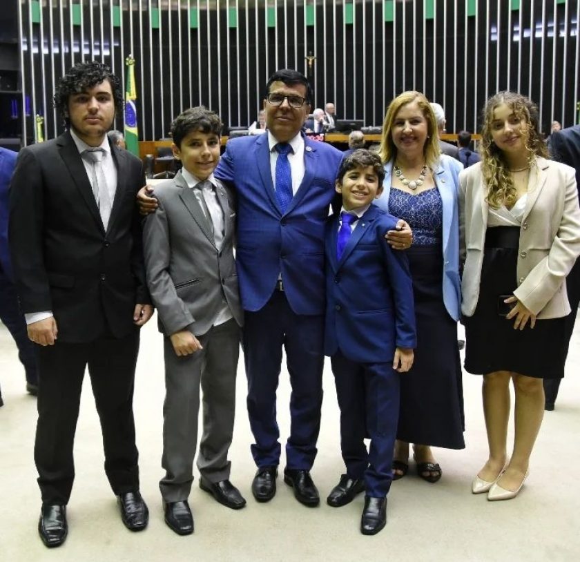 Deputado Paulo Fernando e sua familia no plenário da Câmara dos Deputados - Foto: reprodução das redes sociais