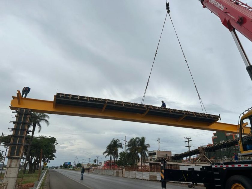 Desde 2019, esta é a quarta passarela aérea entregue pelo DER-DF; instalada a viga, obra segue nas próximas etapas | Foto: DIvulgação/DER-DF