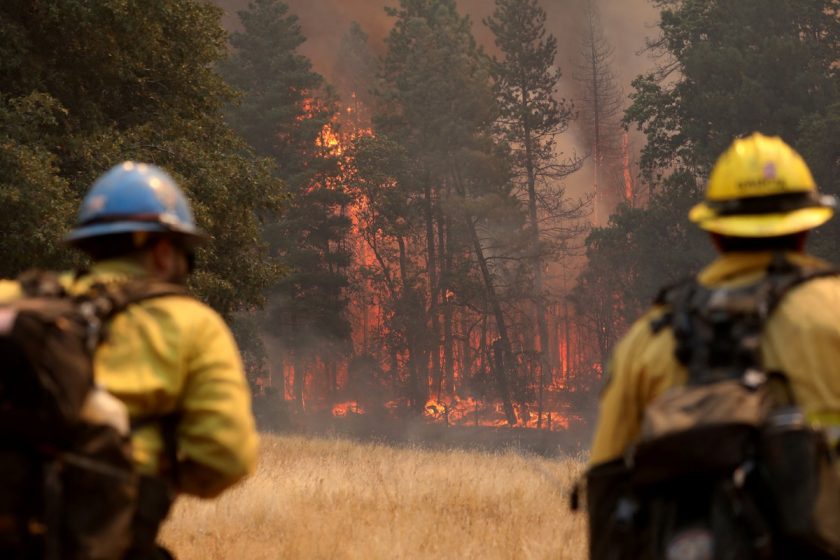 Bombeiros combatem incêndio na Califórnia — Foto: REUTERS/David Swanson