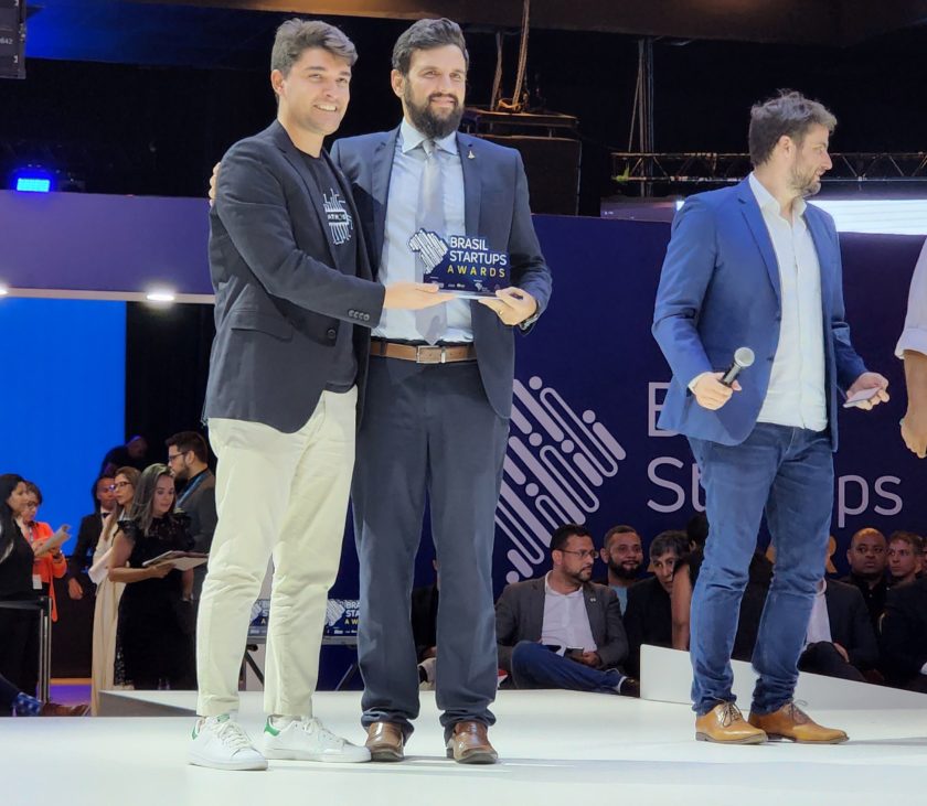 O Secretário Leonardo Reisman de Ciência e  Tecnologia entregou trófeu aos premiados da noite: Foto: DFMobilidade