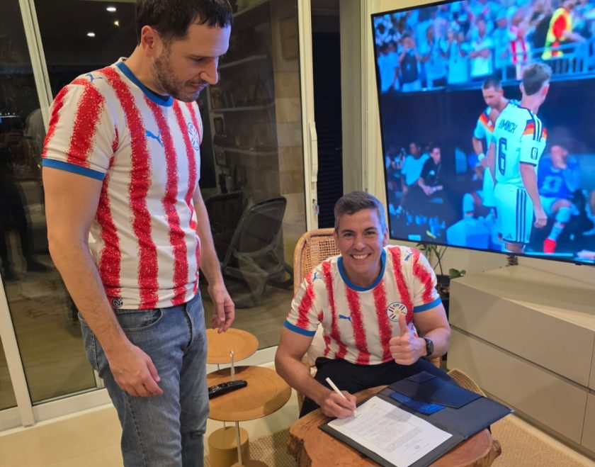Santiago Pena assina ordem de feriado nacional após vitória da Seleção do Paraguai -Foto: Reprodução do X