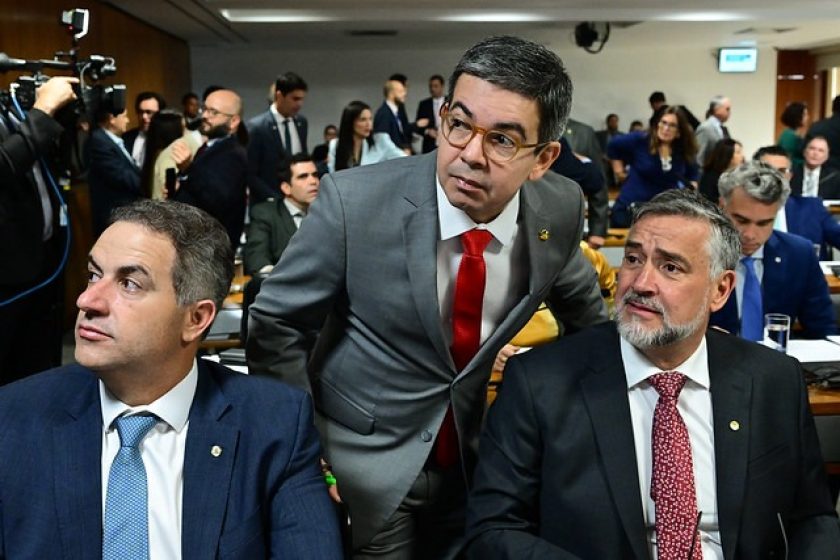 Tropa lulista na CPMI: deputado Ricardo Maia (MDB-BA); líder do governo no Congresso Nacional, senador Randolfe Rodrigues (PT-AP); deputado Paulo Pimenta (PT-RS). (Foto: Geraldo Magela/Ag. Senado)