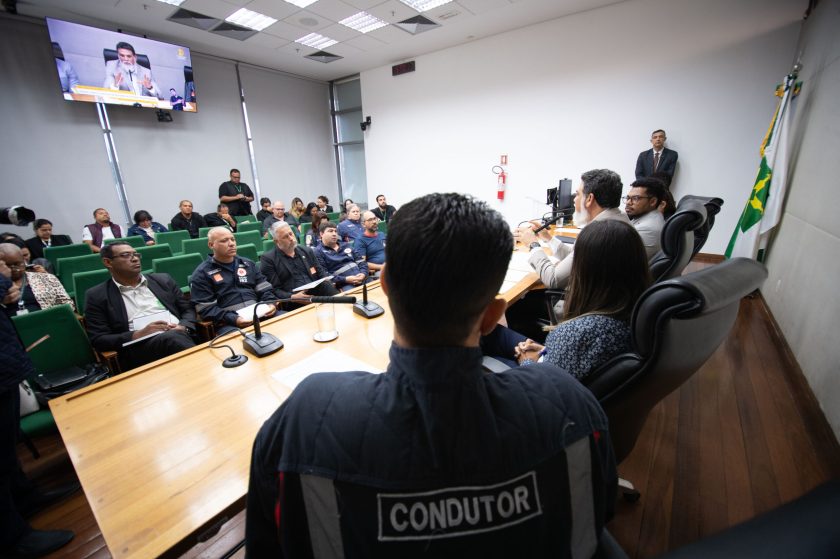 Audiência pública destinada a debater o exercício da atividade de condutor de ambulância. 

A audiência pública ocorre no dia 8 de dezembro de 2025 na sala de reunião das comissões Deputado Juarezão, e é uma iniciativa do Deputado Jorge Vianna (PSD).

Foto: Andressa Anholete/Agência CLDF
