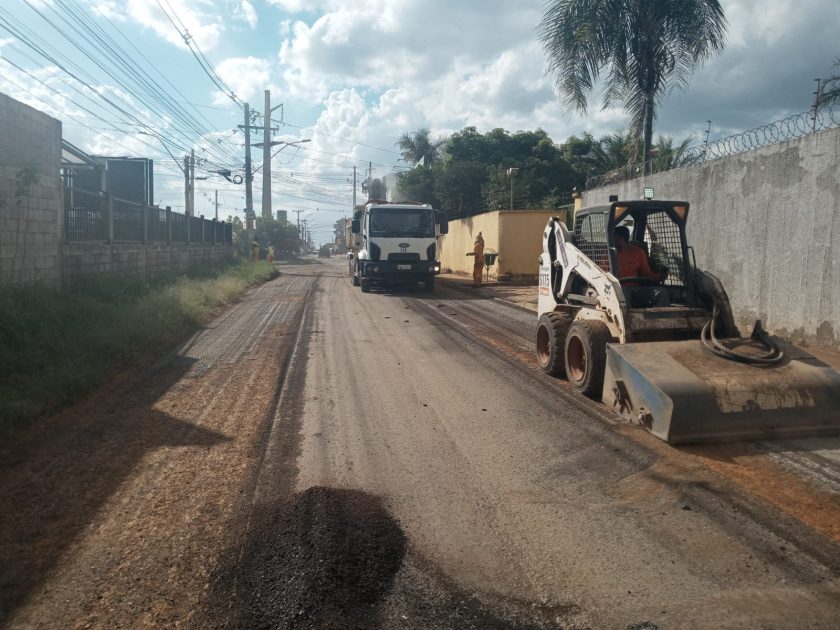 Fresagem e recomposição do asfalto são as fases da obra executada em 1,6 km de pista | Foto: Divulgação/DER-DF