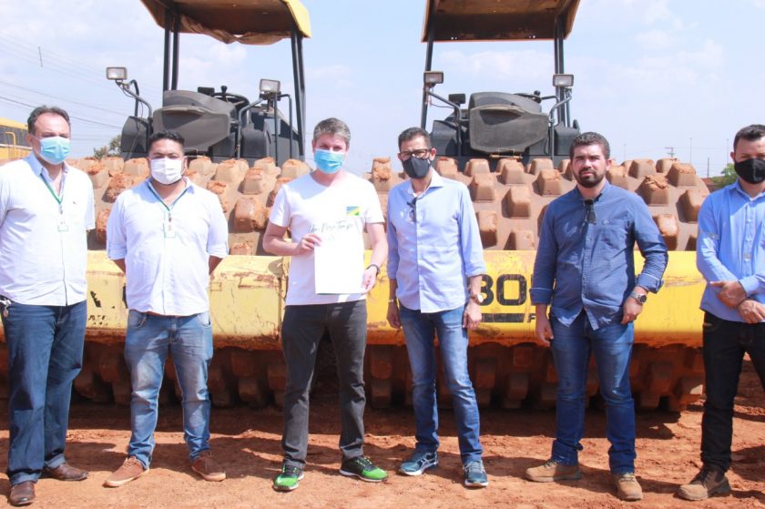 Prefeito Dr. Lucas Antonietti assina a ordem de serviço para a pavimentação asfáltica de mais 6 ruas no Setor Coimbra.  Fotos
Beto Castanheiro