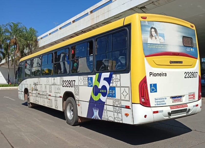 Doze ônibus da Viação Pioneira foram adesivados em comemoração ao aniversário de 65 anos de Brasília | Foto: Divulgação/Semob-DF