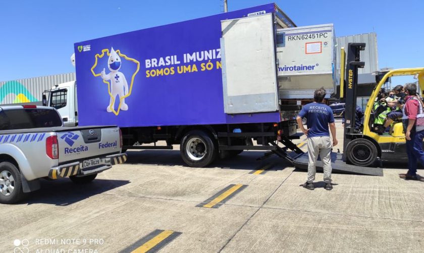 Avião com 2 milhões de doses prontas da vacina de Oxford/AstraZeneca chegou ao Aeroporto do Galeão/RJ na manhã esta terça-feira (23).