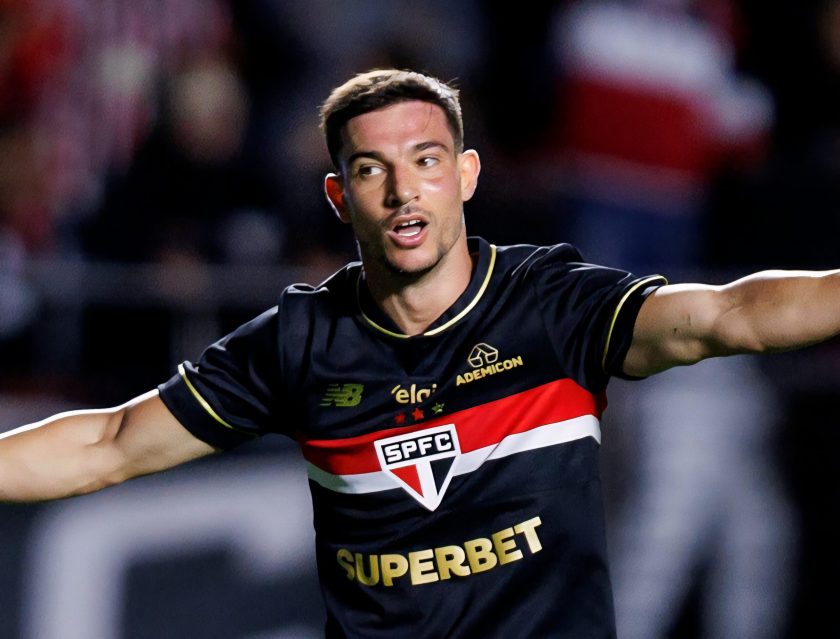Cedric cresce nos últimos jogos e é finalmente elogiado pelos torcedores - Foto: redes do SPFC