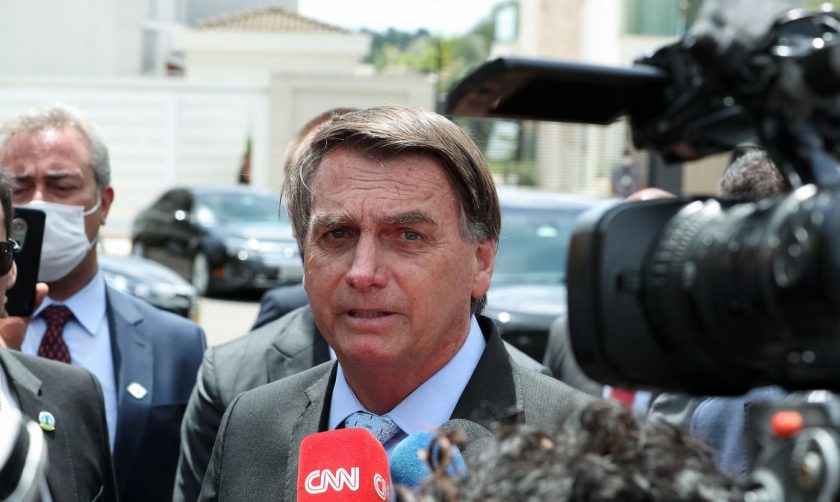 (Brasília - DF, 03/03/2021) Presidente da República, Jair Bolsonaro conversa com a imprensa após encontro com Nasser Riden T. Almotairi, Embaixador do Kuwait no Brasil.
Foto: Marcos Corrêa/PR