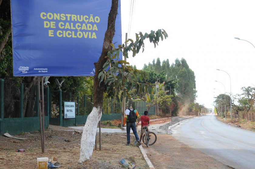 Com a obra quase toda concluída, próxima etapa é a de sinalização, com pintura de faixas e instalação de placas| Foto: Paulo H. Carvalho/Agência Brasília