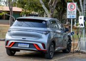 Entre 2022 e 2024, foram emplacados mais de 12 mil veículos elétricos na capital federal, que atualmente conta com cerca de 130 eletropostos. Foto: Joel Rodrigues/Agência Brasília