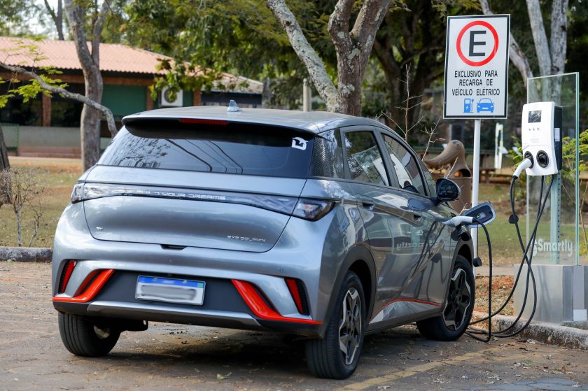 Entre 2022 e 2024, foram emplacados mais de 12 mil veículos elétricos na capital federal, que atualmente conta com cerca de 130 eletropostos. Foto: Joel Rodrigues/Agência Brasília