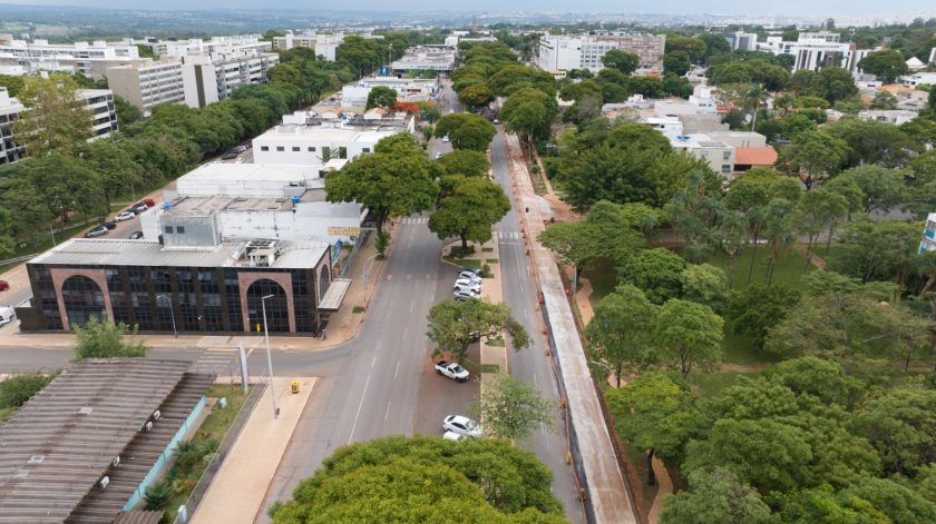 Pavimento está concluído entre as quadras 703 e 716, no sentido sul; agora, trabalhos serão iniciados no trecho oposto | Foto: Anderson Parreira/Agência Brasília