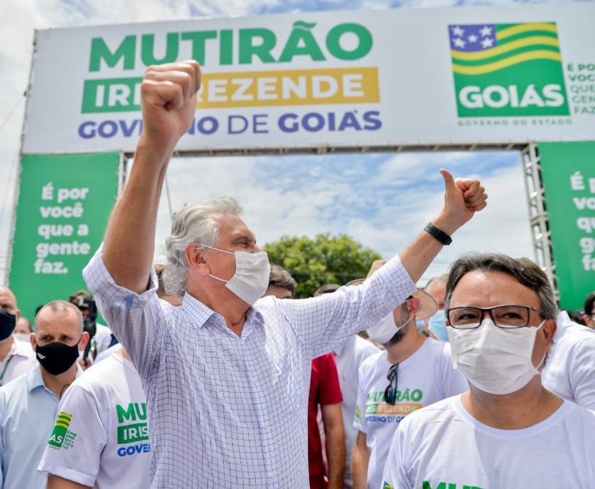 Fotos: Lucas Diener

Legenda: 
O governador Ronaldo Caiado no segundo dia da primeira edição do Mutirão Iris Rezende Governo de Goiás: “É a função do estado manter aquela tradição, que foi muito bem colocada pelo Iris, de proximidade com o povo, de ouvir a necessidade da população e ajudar”