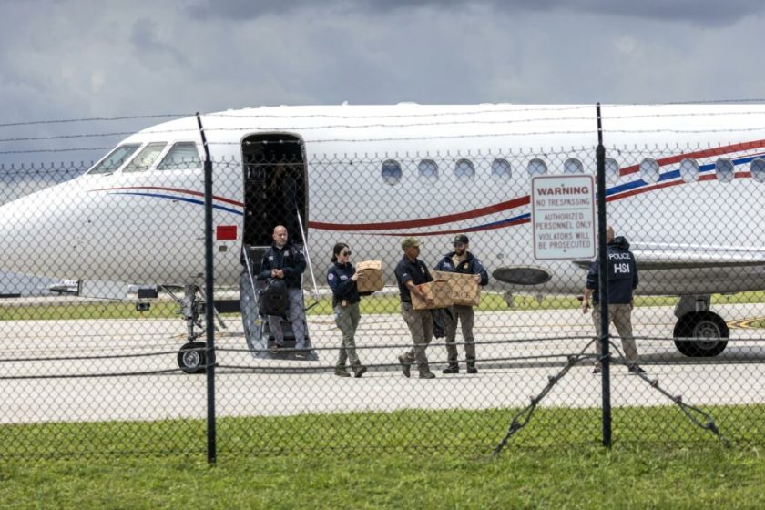 Fort Lauderdale (United States), 02/09/2024.- Officers extract boxes labeled as evidence from an airplane that, according to the authorities, belongs to Venezuelan President Nicolas Maduro at the Fort Lauderdale Executive Airport in Fort Lauderdale, Florida, USA, 02 September 2024. The US authorities seize a $13M jet linked to Venezuelan President Nicolas Maduro, landing it in Florida, USA. The Dassault Falcon 900, equivalent to Venezuela's Air Force One, was confiscated for sanction violations. EFE/EPA/CRISTOBA