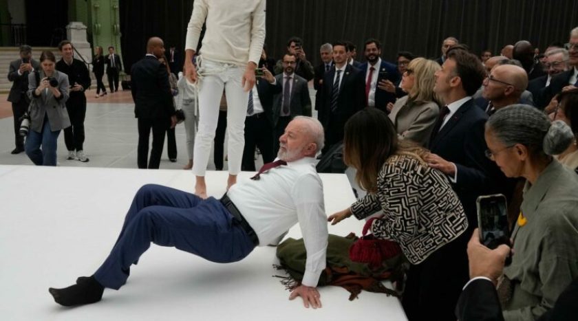 Paris (France), 06/06/2025.- Brazilian President Luiz Inacio Lula da Silva tries to replicate a move by acrobats as part of a visit to an exhibition by Brazilian artist Ernesto Neto at the Grand Palais museum in Paris, France, 06 June 2025. (Brasil, Francia) EFE/EPA/MICHEL EULER / POOL MAXPPP OUT