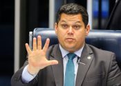 ALCOLUMBRE%2BCRITICA%2BUSO%2BDE%2BFUNDO%2BELEITORAL%2BPARA%2BCOMBATE%2BAO%2BCORONAV%25C3%258DRUS%2BDEMAGOGIA.jpg