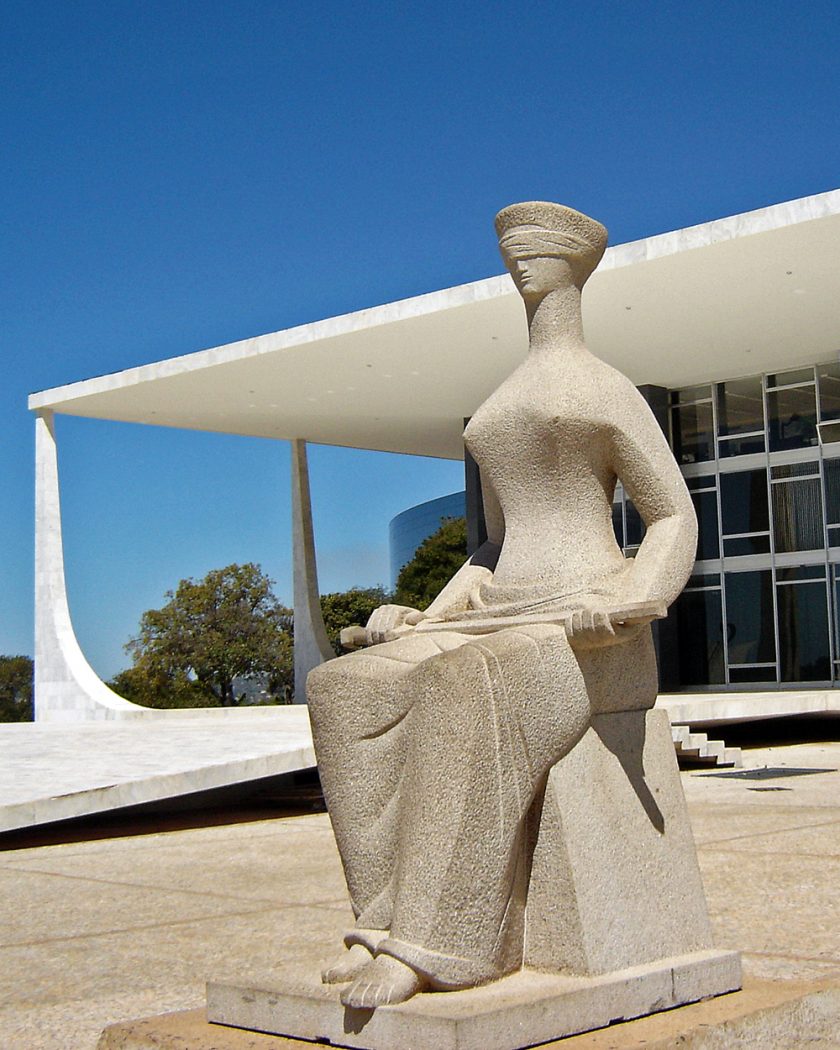 Escultura "A Justiça"  em frente ao STF, Praça dos Três Poderes, Brasilia, DF, Brasil. Foto: reprodução