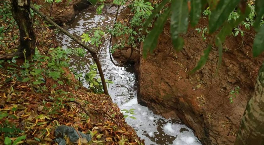 A quantidade de espuma no rio, tata-se de matéria orgânica oriunda do manuseio de terra realizado pela empresa ECAP – Engenharia. De acordo com o proprietário, a situação já estaria estabilizada - Foto: reprodução