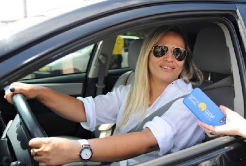 Andreia-Victoria-Elias-Motorista-de-APP-DFMOBILIDADE.jpg