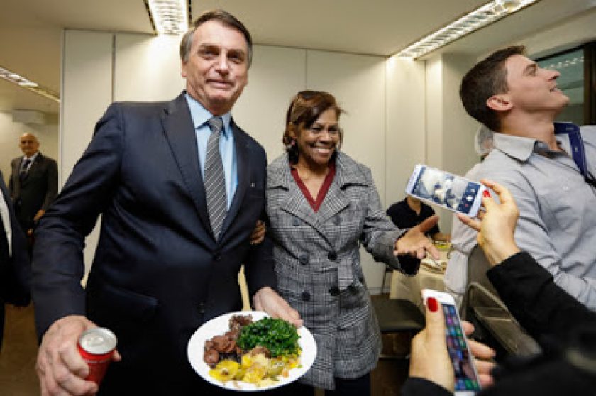 BOLSONARO%2BCOM-PRATO-DFMOBILIDADE.jpg