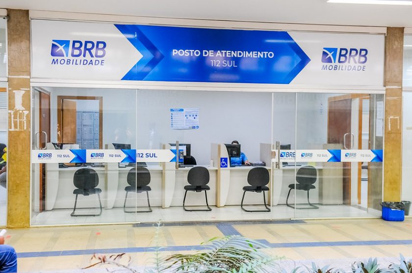 Posto do BRB Mobilidade na estação de metrô da 112 Sul recebe solicitações do benefício do Passe Livre para pessoas com deficiência | Foto: Paulo H. Carvalho/Agência Brasília