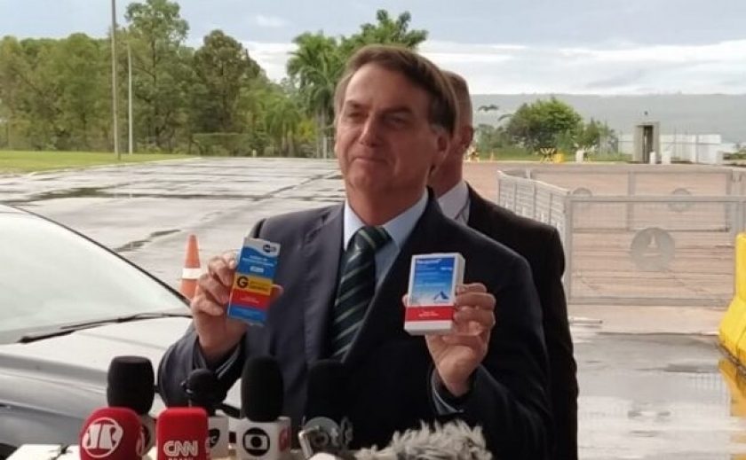 Bolsonaro-com-caixas-de-cloroquina-na-frente-do-Palácio-da-Alvorada-e1590270763182