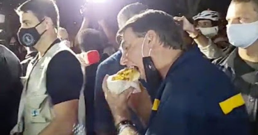 Bolsonaro-come-cachorro-quente-de-vendedor-informal-em-Brasilia.jpg