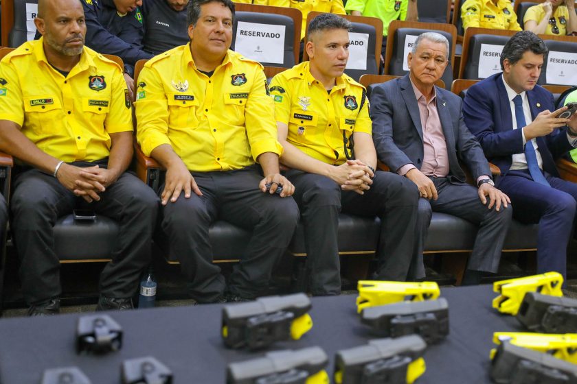 O Detran-DF passou a contar com 100 tasers, equipamentos de choque não-letal a ser utilizado em casos de perigo, e 300 algemas destinadas a promover a segurança dos servidores durante operações que exigem a imobilização de cidadãos que resistem, desobedecem ou tentam fugir após a prática de atos ilícitos | Foto: Joel Rodrigues/Agência Brasília