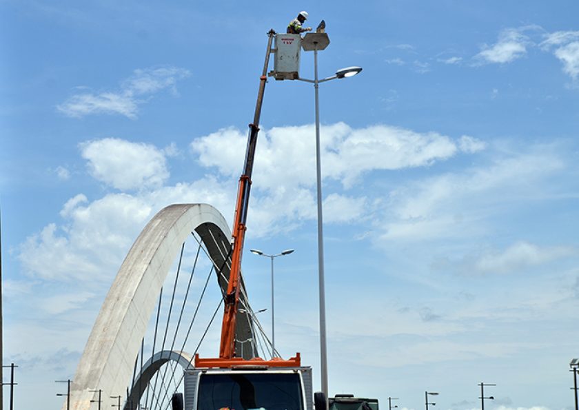 A Ponte JK ganhou 162 novas luminárias de LED, que oferecem maior eficiência energética e melhor visibilidade para motoristas e pedestres | Foto: Gilberto Alves/CEB IPes