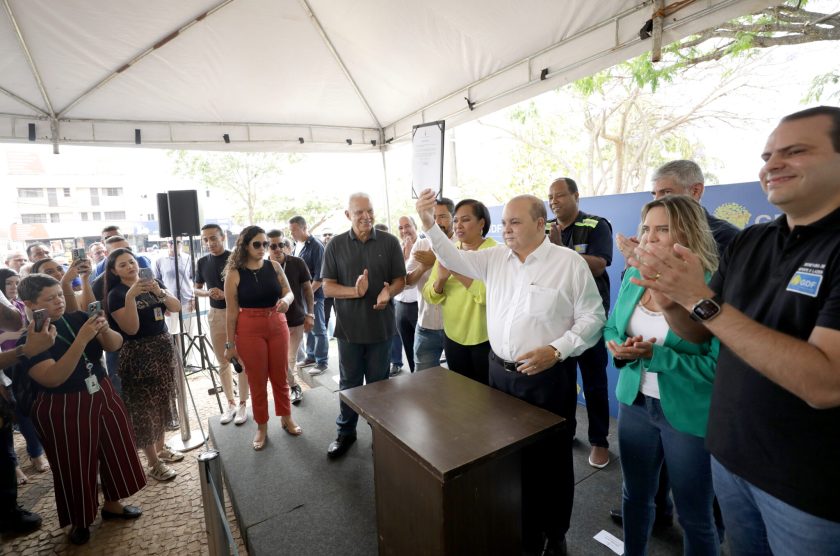 Ibaneis Rocha: “Essa obra coloca o Paranoá entre as cidades mais belas do Distrito Federal. Com essa requalificação, tenho certeza que qualquer um que visitar a Avenida Paranoá vai simplesmente dizer ‘que lugar lindo e que lugar gostoso para se visitar’” | Fotos: Renato Alves/Agência Brasília