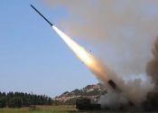 – Eu me preocupo que a China possa realmente lançar uma guerra contra Taiwan – disse ele.

Na visão do diplomata, o que Pequim está fazendo agora é tentar assustar, e “a melhor maneira de lidar com isso é mostrar à China que não estamos com medo”.

– Posso afirmar que Taiwan agora é mais resiliente do que antes, estamos sofrendo ameaças, e a vida está continuando – indicou.

De acordo com o diplomata, os interesses chineses não ficam restritos a Taiwan. O Mar Sul da China e o Indo-Pacífico como um todo são áreas nas quais Wu vê Pequim buscando aumentar sua influência. Além disso, o ministro vê uma “ambição global” por parte da potência asiática, que inclui a América Latina e a África.

Na segunda-feira (8), a China anunciou que estendeu exercícios militares em torno do Estreito de Taiwan, que interromperam o transporte marítimo e aéreo e aumentaram substancialmente as preocupações sobre o potencial de conflito. Anteriormente, as manobras tinham fim previsto para o domingo, dia 7. (Foto: Reprodução/Reuters)