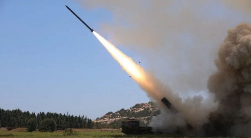 – Eu me preocupo que a China possa realmente lançar uma guerra contra Taiwan – disse ele.

Na visão do diplomata, o que Pequim está fazendo agora é tentar assustar, e “a melhor maneira de lidar com isso é mostrar à China que não estamos com medo”.

– Posso afirmar que Taiwan agora é mais resiliente do que antes, estamos sofrendo ameaças, e a vida está continuando – indicou.

De acordo com o diplomata, os interesses chineses não ficam restritos a Taiwan. O Mar Sul da China e o Indo-Pacífico como um todo são áreas nas quais Wu vê Pequim buscando aumentar sua influência. Além disso, o ministro vê uma “ambição global” por parte da potência asiática, que inclui a América Latina e a África.

Na segunda-feira (8), a China anunciou que estendeu exercícios militares em torno do Estreito de Taiwan, que interromperam o transporte marítimo e aéreo e aumentaram substancialmente as preocupações sobre o potencial de conflito. Anteriormente, as manobras tinham fim previsto para o domingo, dia 7. (Foto: Reprodução/Reuters)