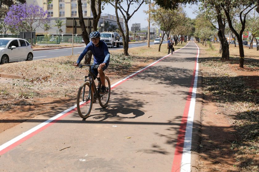 A sinalização abrange também a ciclovia, que conecta à ciclofaixa da EPTG, próxima ao viaduto de Taguatinga | Fotos: Tony Oliveira/Agência Brasília