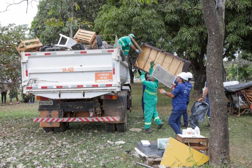 O objetivo da abordagem é acolher e dar assistência, além de oferecer políticas públicas do GDF para os cidadãos em situação de rua | Fotos: Tony Oliveira/Agência Brasília