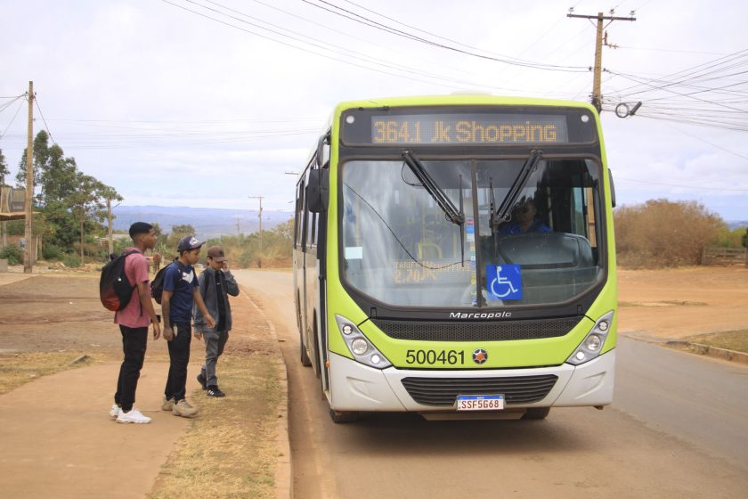 A pavimentação, coordenada pelo Departamento de Estradas de Rodagem (DER-DF), tem garantido mais dignidade e segurança a comunidades que, por anos, enfrentaram o isolamento e a dificuldade de acesso a serviços essenciais | Fotos: Matheus H. Souza/Agência Brasília