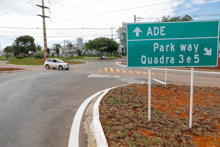 O trecho possui mão dupla e foi contemplado com os serviços de pavimentação, drenagem pluvial, plantio de grama e sinalizações horizontal e vertical | Fotos: Lúcio Bernardo Jr./Agência Brasília