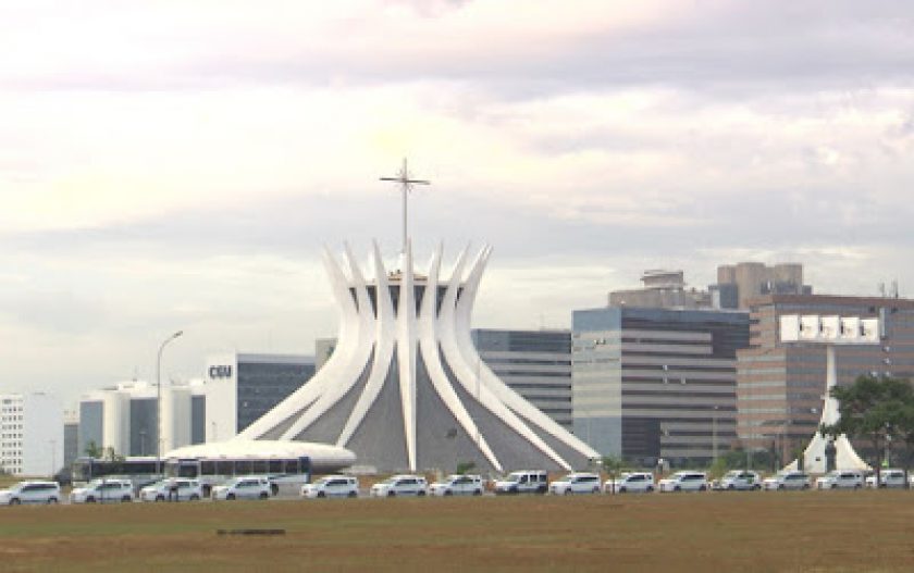 ESPLANADA%2B%25C3%2589%2BOCUPADA%2BPELOS%2BTAXISTAS%2BE%2BPOR%2BMOTORISTAS%2BDE%2BAPLICATIVOS.jpg