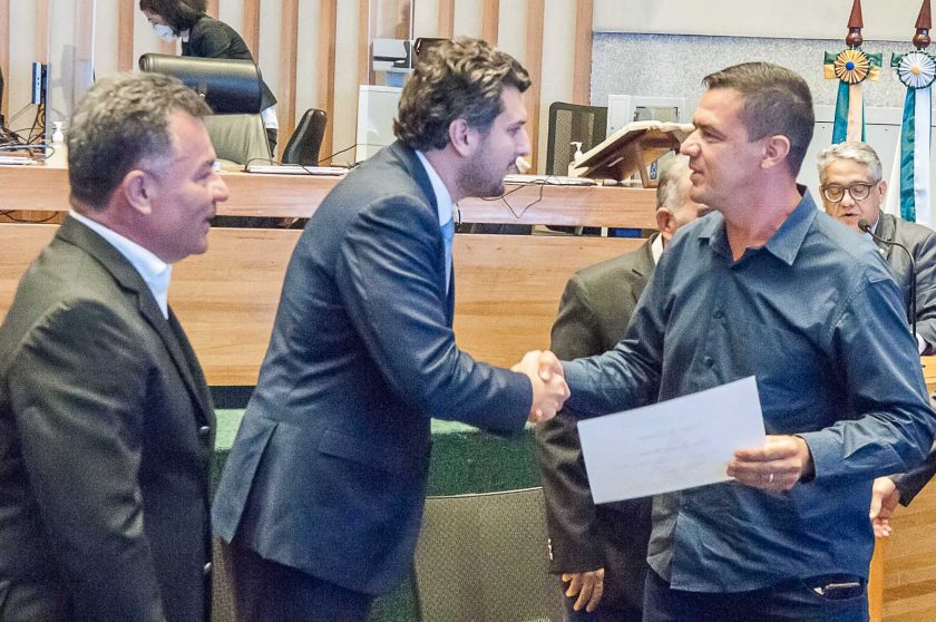 Depois da solenidade o deputado Eduardo Pedrosa fez homenagem aos servidores do DER - Foto: CLDF