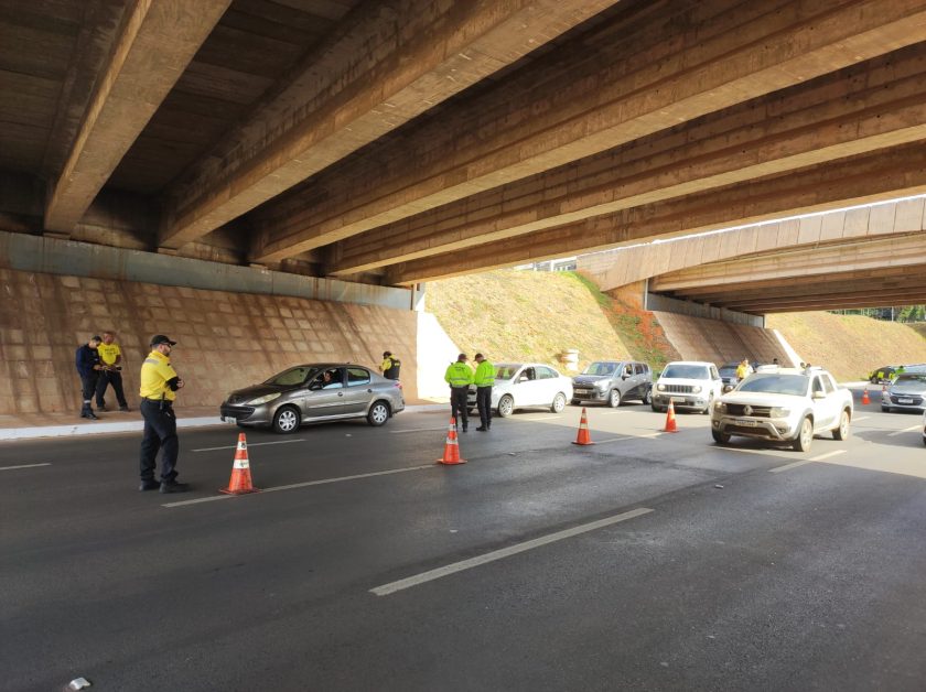    Fiscalização do Detran-DF aborda mais de 650 veículos no fim de semana