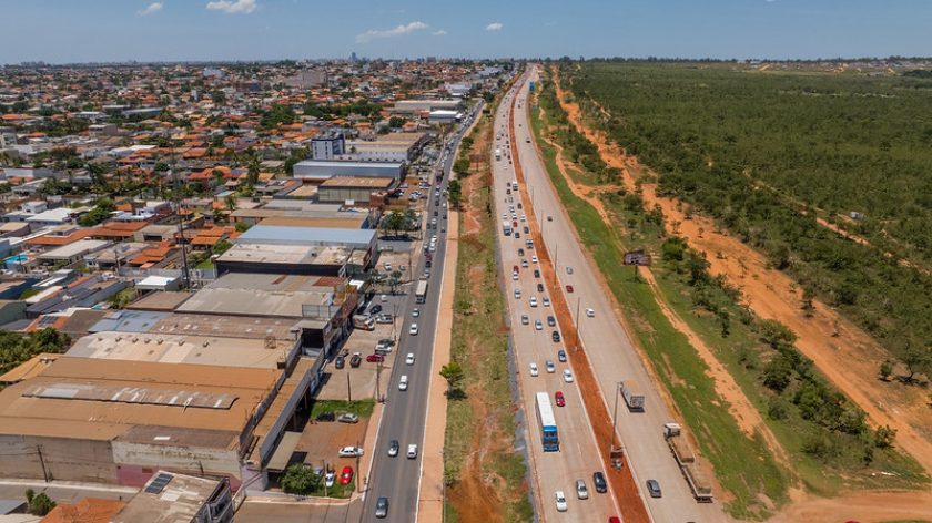 Segundo o DER, o desvio de trânsito é necessário para o trabalho de microfresagem, que visa dar maior conforto aos usuários da via com a eliminação de qualquer desnível na pista | Foto: Anderson Parreira/Agência Brasília