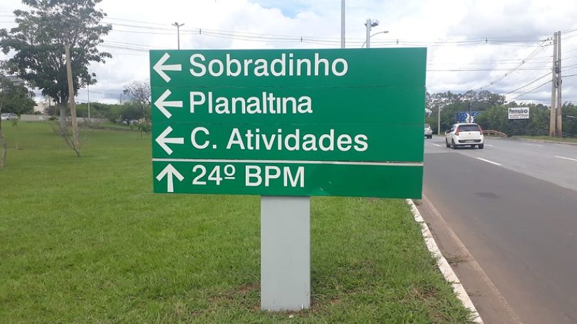 As placas verdes são as mais vistas, alinhadas ao lado das vias principais. Elas apontam o caminho a seguir, sempre acompanhadas por setas que indicam direções | Foto: Divulgação