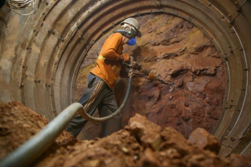 Feito de chapas de aço que são revestidas com argamassa, o túnel liner terá aproximadamente 1,5 quilômetro de extensão e vai captar as águas das chuvas dos condomínios e comércios das ruas 7, 8, 10 e da avenida principal da Vila São José| Foto: Tony Oliveira/Agência Brasília